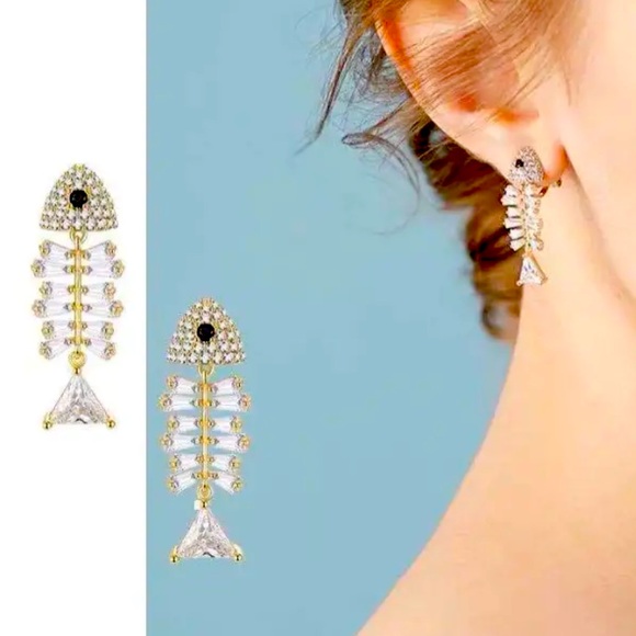 Fish bone gold tone Chrystal dangle earrings NWT - Picture 4 of 5